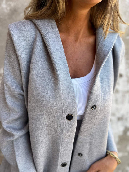 Adriana – Strickjacke mit Knöpfen und Kapuze